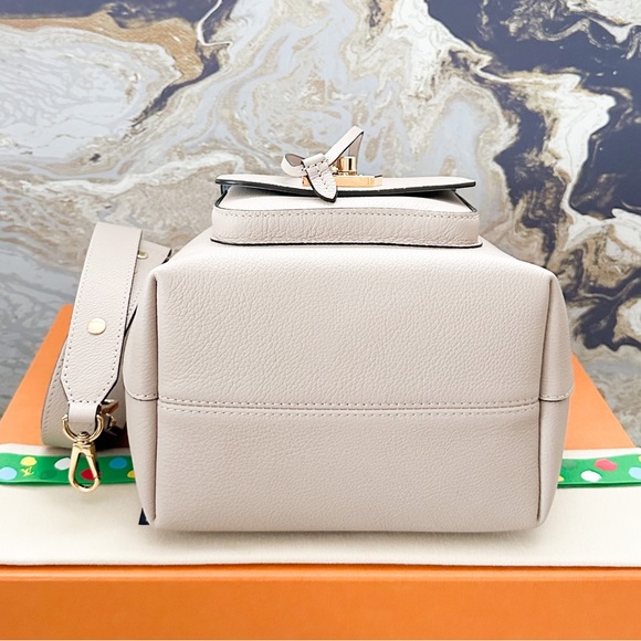 Louis Vuitton Lockme Bucket MM Greige
Calfskin Bucket Bag - Picture 6 of 13